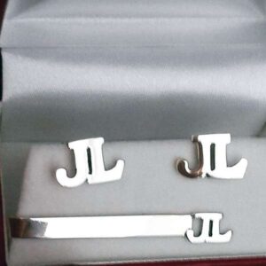Conjunto de gemelos + traba corbata de alpaca con baño de plata con iniciales "RICCIARDI"